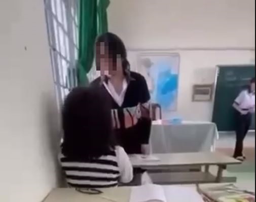 Female student P.H.Y.N beat her classmate right in school. Photo: Bao Trung