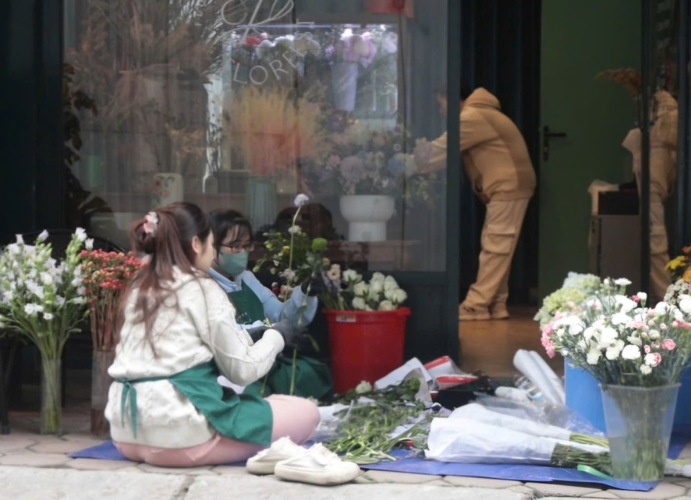The flower shop runs at full capacity on March 8. Photo: Nguyen Mai