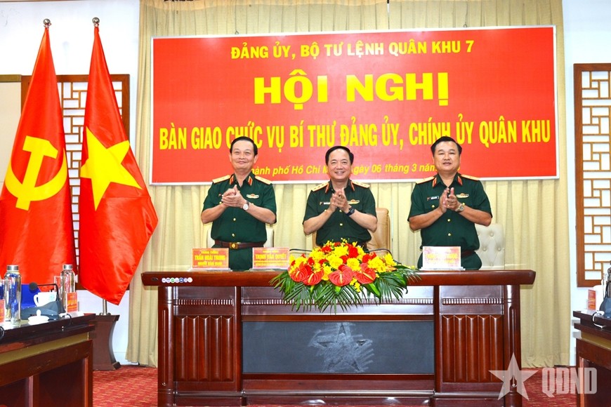 Major General Tran Vinh Ngoc (right) received the handover of the position of Secretary of the Party Committee and Political Commissar of Military Region 7. Photo: Qdnd.vn