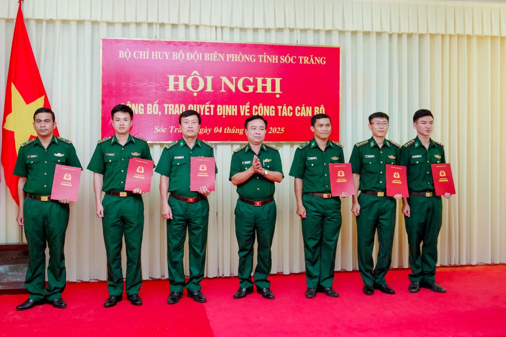 Dai ta Nguyen Triu Men - Chinh uy Bo doi Bien phong tinh Soc Trang trao quyet dinh dieu dong, bo nhiem cho cac si quan quan doi. Anh: soctrang.gov.vn