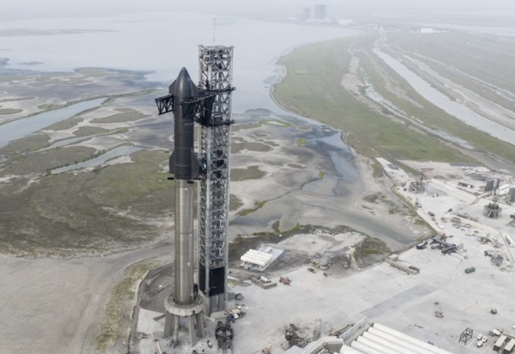 SpaceX's Starship, a company owned by billionaire Elon Musk, on the launcher. Photo: Xinhua