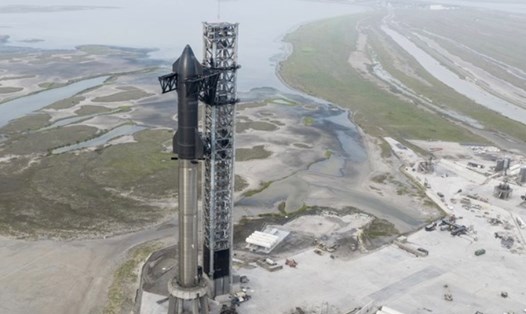 Tàu Starship của SpaceX, công ty của tỉ phú Elon Musk, trên bệ phóng. Ảnh: Xinhua