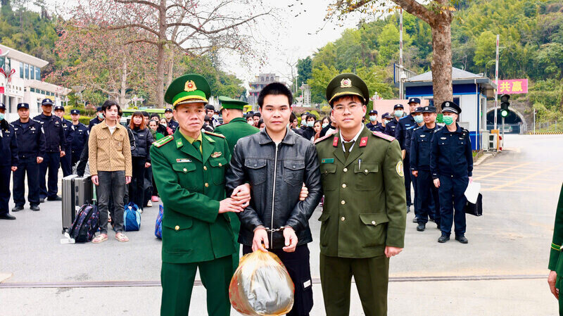 Đối tượng truy nã Lò Văn Thảo bị Công an tỉnh Lạng Sơn phát hiện, bắt giữ để bàn giao cho Công an tỉnh Điện Biên xử lý. Ảnh: Hoàng Thơ