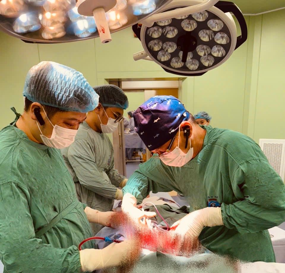 Các bác sĩ phẫu thuật thành công cho người bệnh. Ảnh: Trần Hà