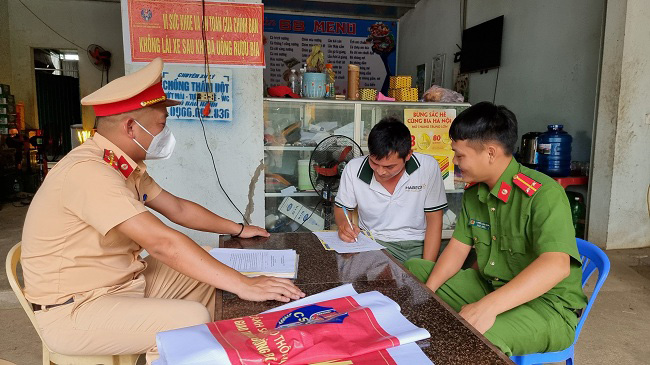 Nghe An authorities have stepped up propaganda about the harmful effects of alcohol. Photo: Ngoc Anh