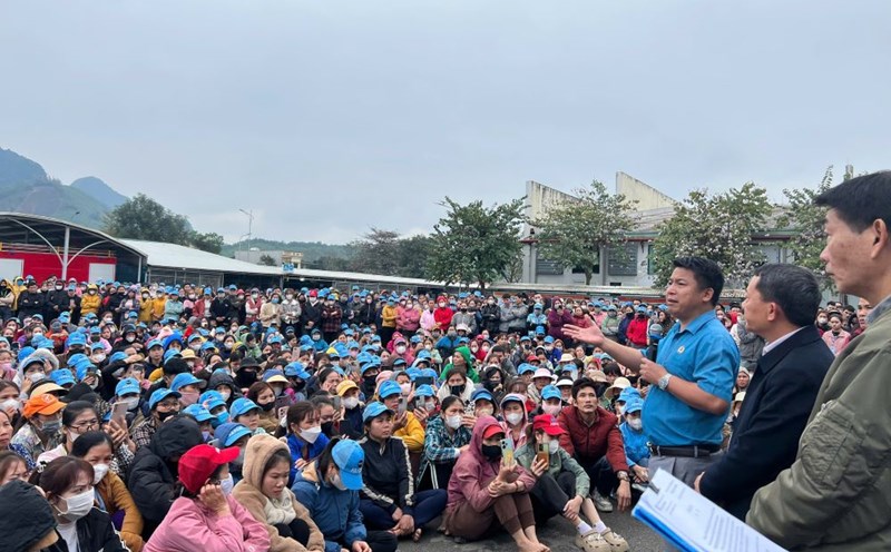 Mr. Nguyen Xuan Tuan - Head of the Policy and Law Department of the Provincial Federation of Labor - discussed with workers of Akalia Nhu Thanh Company during the collective work stoppage. Photo: Xuan Hung