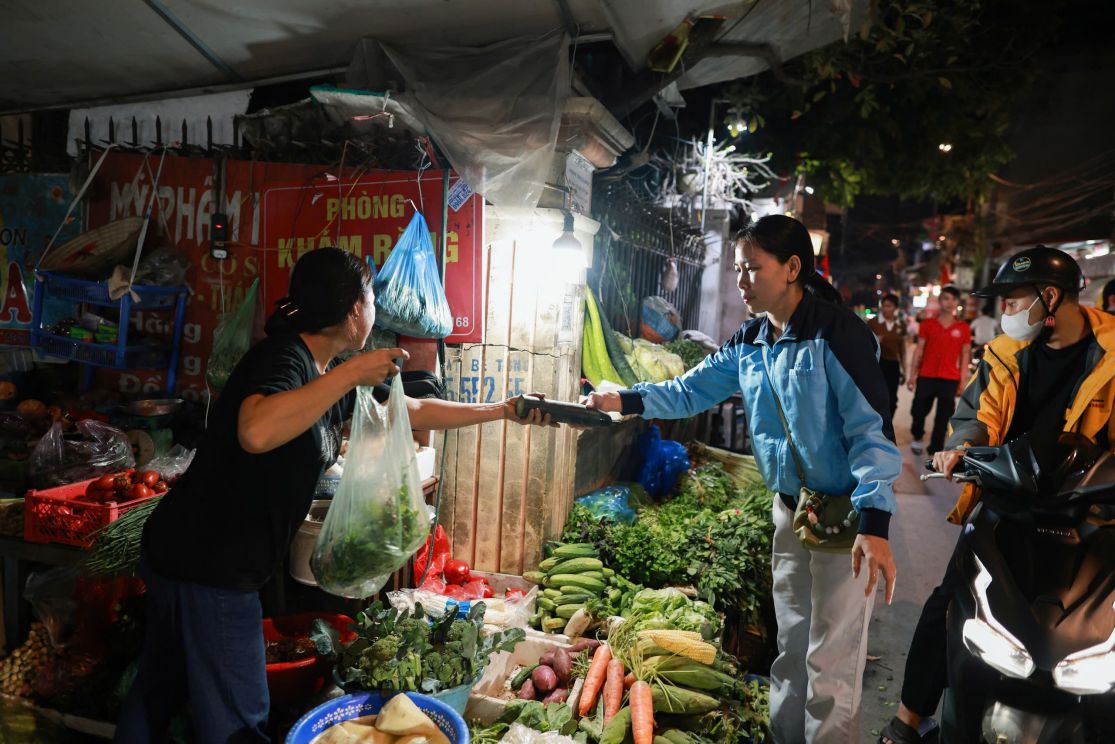 Đi chợ.  