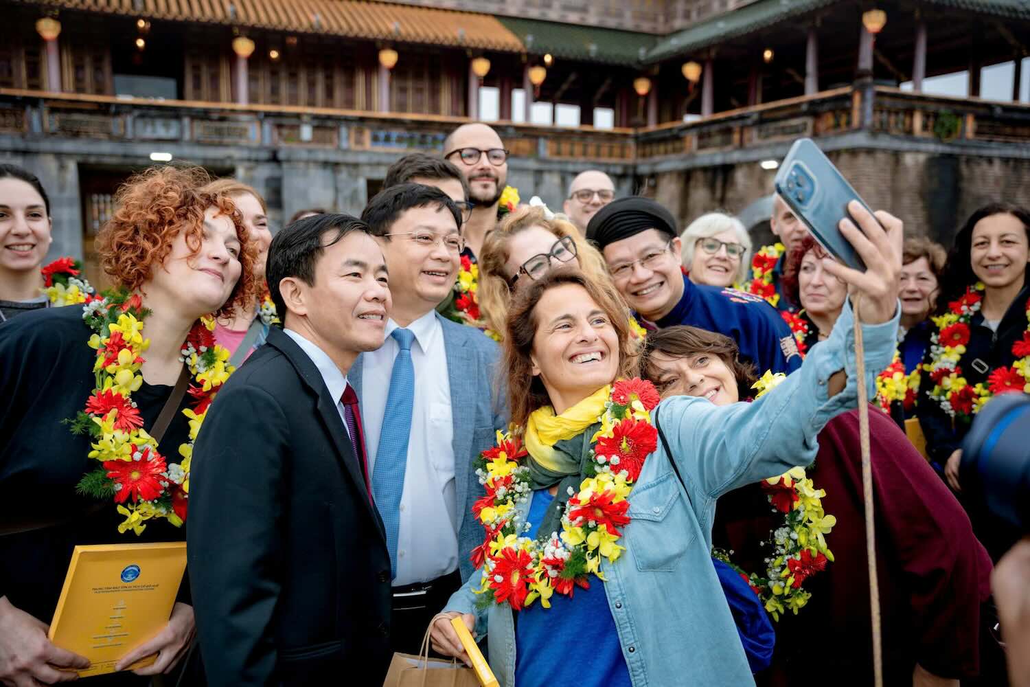 Hue City leaders take souvenir photos with international visitors visiting Hue monuments. Photo: Ngoc Hieu