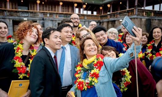 Lãnh đạo TP Huế chụp ảnh lưu niệm cùng khách quốc tế đến tham quan di tích Huế. Ảnh: Ngọc Hiếu