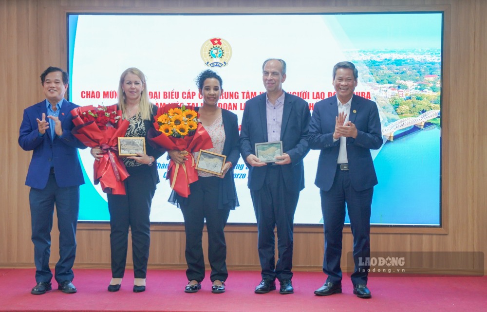 Vice President of the Vietnam General Confederation of Labor Huynh Thanh Xuan (right), President of the Hue City Labor Federation Le Minh Nhan (left) presented flowers and souvenirs to the high-ranking delegation of the Cuban Workers' Center. Photo: Nguyen Luan.