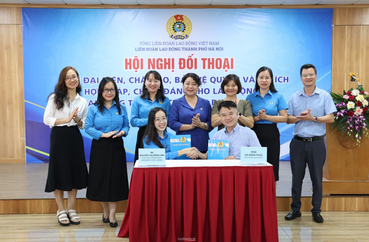 Mr. Ha Hong Phuc - Deputy General Director of International Pharmaceutical Consulting Company Limited, representative of the employees and Ms. Nguyen Thi Hong Van - Chairwoman of the Trade Union of International Pharmaceutical Consulting Company Limited, representative of the employees signed the dialogue minutes. Photo: Grassroots Trade Union