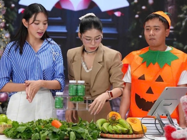 Thuy Tien, Quang Linh, Hang Duoc have continuously apologized for the advertising noise. Photo: Cut from livestream