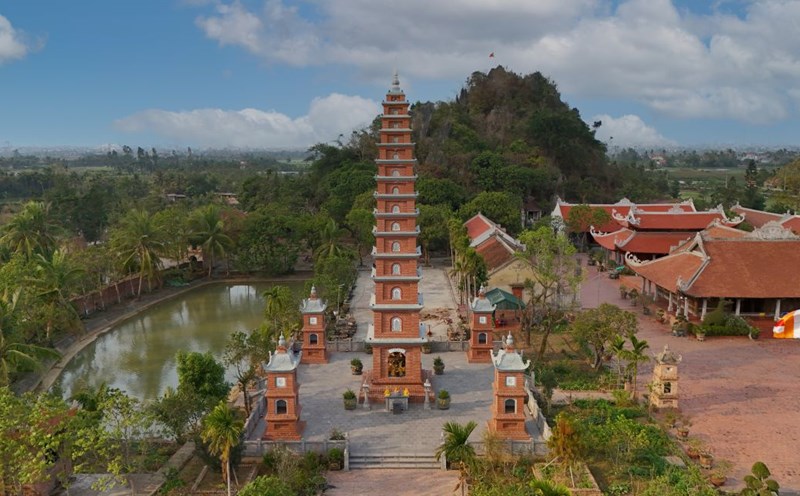 The tower of King Tran Nhan Tong of Canh Huong Pagoda.