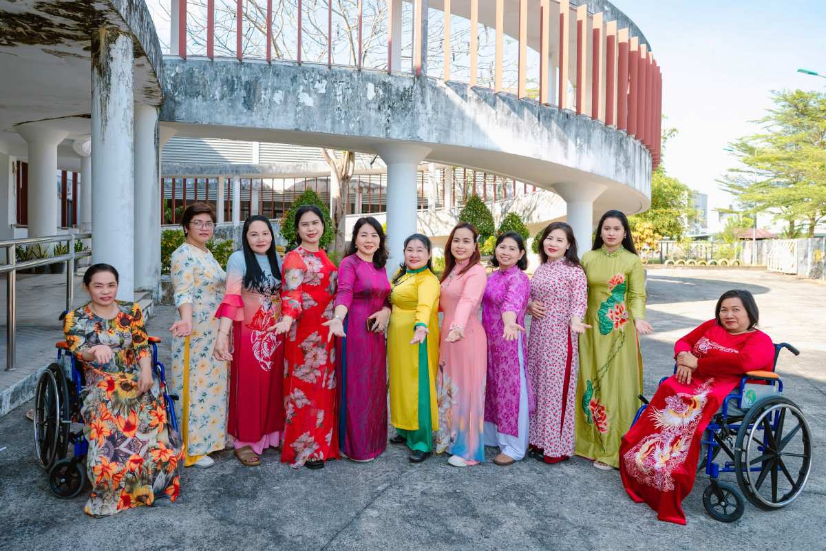 The ao dai contribute to bringing confidence to female members with disabilities. Photo: Provided by the unit