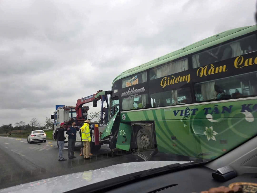 The scene of the accident between a passenger bus and a motorbike, causing both father and son to be injured. Photo: Duc Van.
