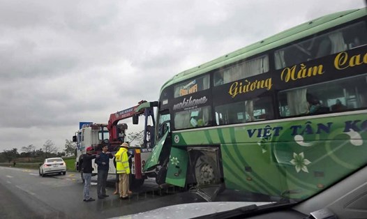Hiện trường vụ tai nạn giữa xe khách với xe mô tô khiến 2 cha con thương vong. Ảnh: Đức Văn.