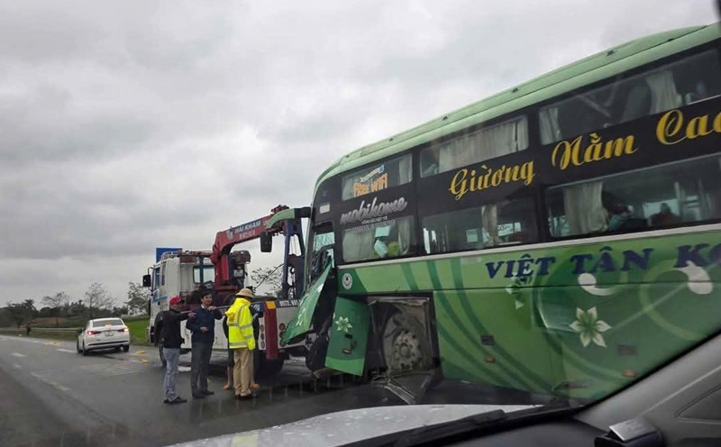 The scene of the accident between a passenger bus and a motorbike, causing both father and son to be injured. Photo: Duc Van.