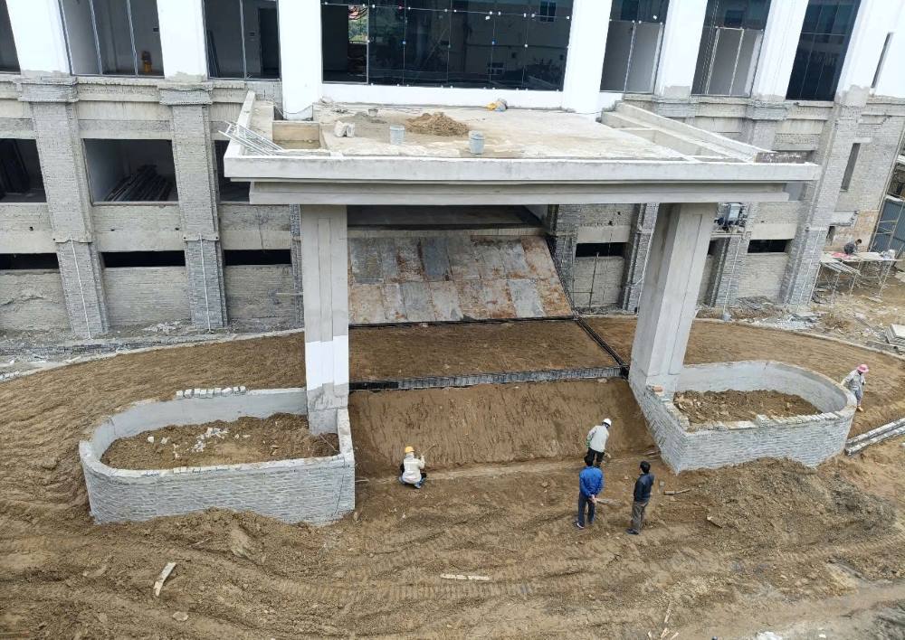 Đơn vị thi công đang khẩn trương triển khai, hoàn thành dự án. Ảnh: Quách Du