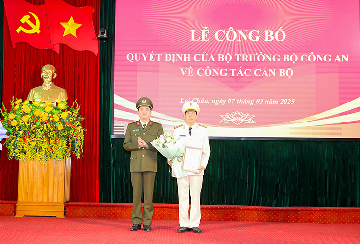 Colonel Nguyen Viet Giang - Director of Lai Chau Provincial Police - presented the decision to appoint the position of Deputy Director of the Provincial Police to Lieutenant Colonel Khoang Van Thuong. Photo: CACC
