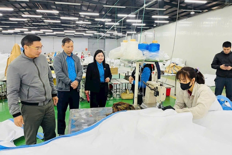 The Standing Committee of the Yen Bai Provincial Federation of Labor visited workers working in the industrial park. Photo: Ha Linh