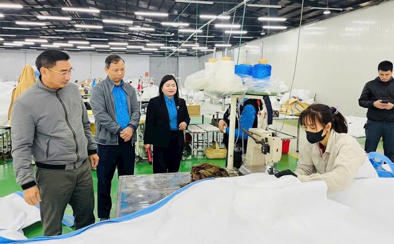 The Standing Committee of the Yen Bai Provincial Federation of Labor visited workers working in the industrial park. Photo: Ha Linh