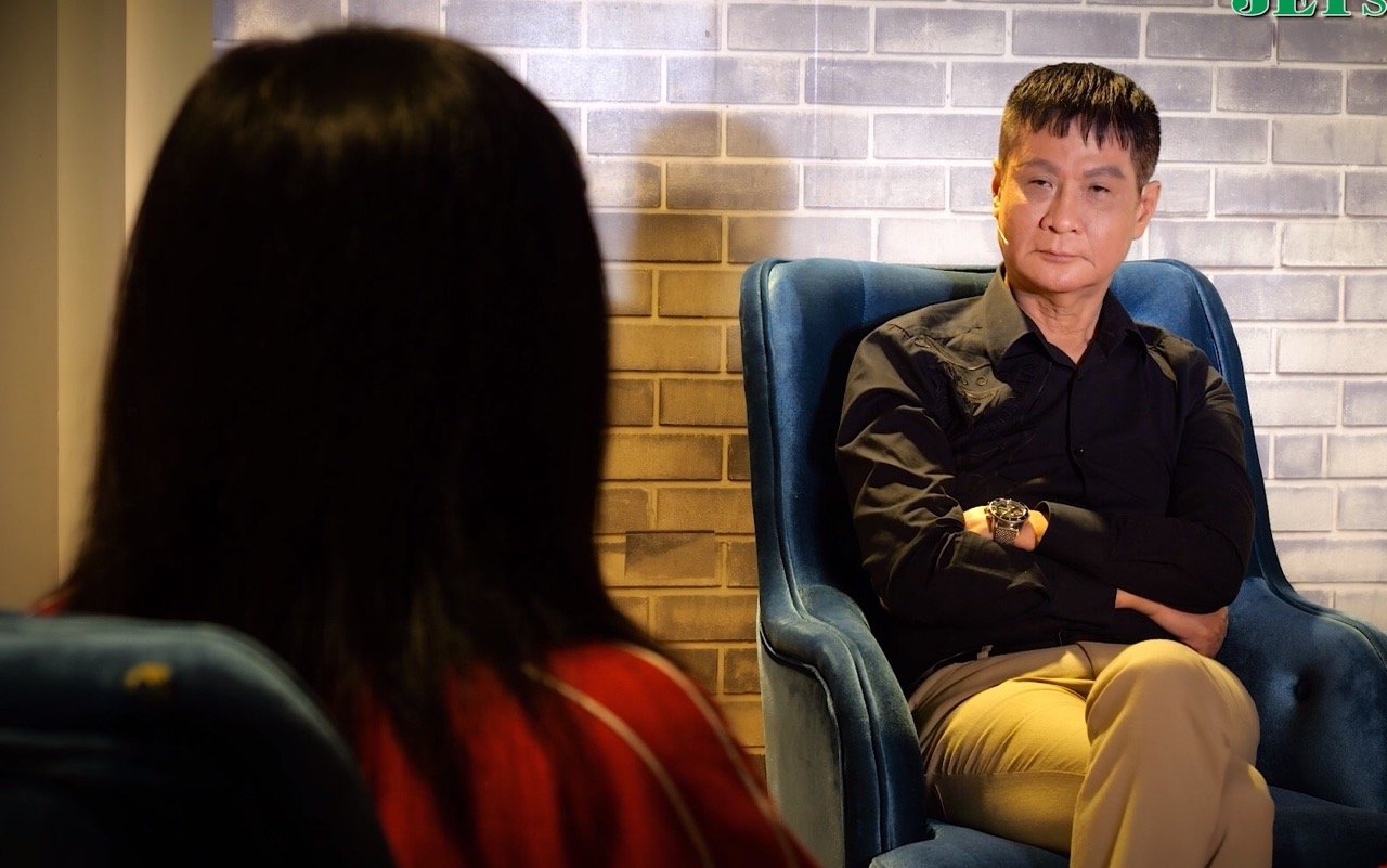 Ms. B confided to Le Hoang at "The Third Person". Photo: Producer.