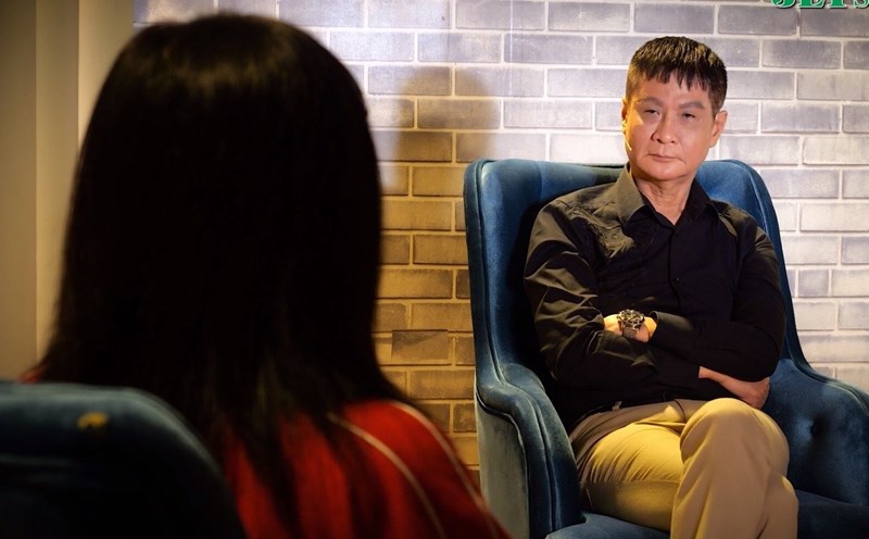 Ms. B confided to Le Hoang at "The Third Person". Photo: Producer.