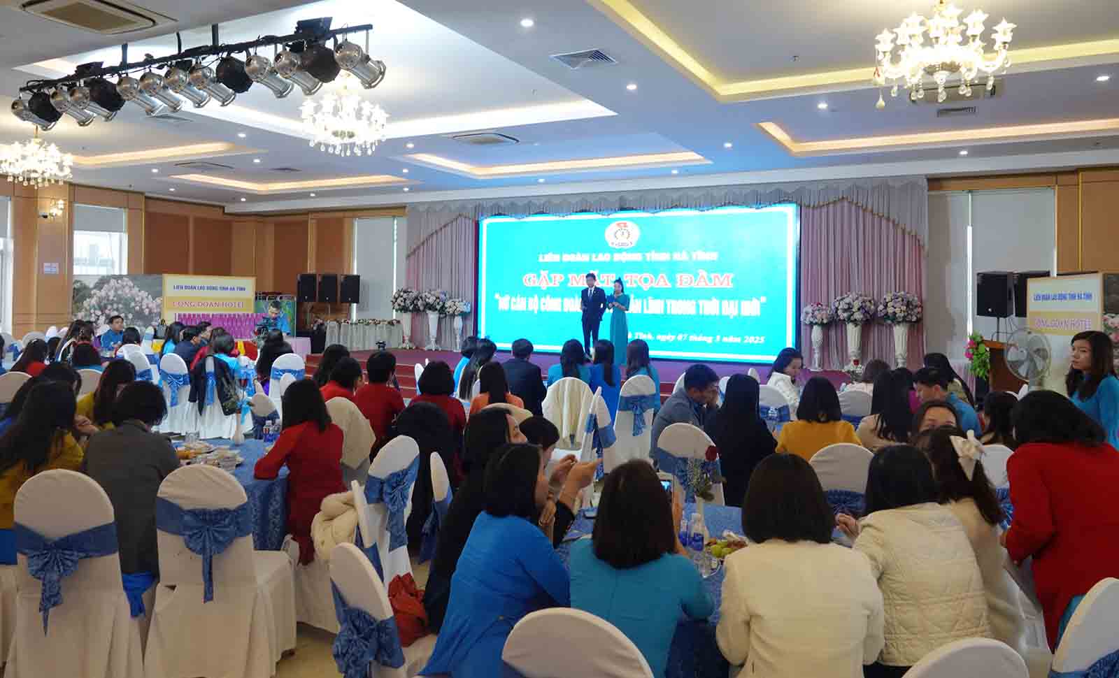 Delegates and officials of Ha Tinh Trade Union attended the seminar. Photo: Tran Tuan