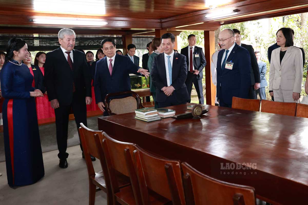 Day duoc coi bieu tuong cua su gian di cua Chu tich Ho Chi Minh, vi lanh tu kinh yeu cua dan toc Viet Nam. 