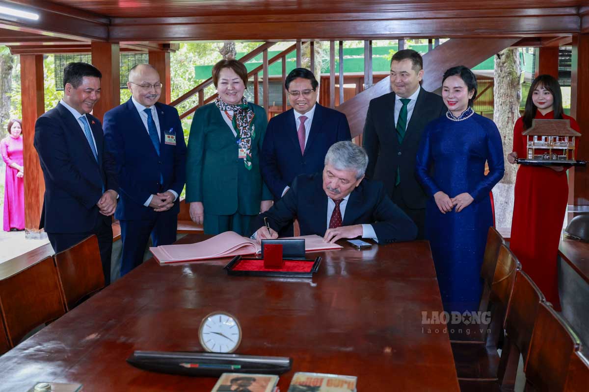 Ngai Kasimaliev bay to su kinh trong sau sac doi voi Chu tich Ho Chi Minh va nhan manh tam quan trong cua viec hoc hoi tu nhung gia tri cao quy ma Nguoi de lai.