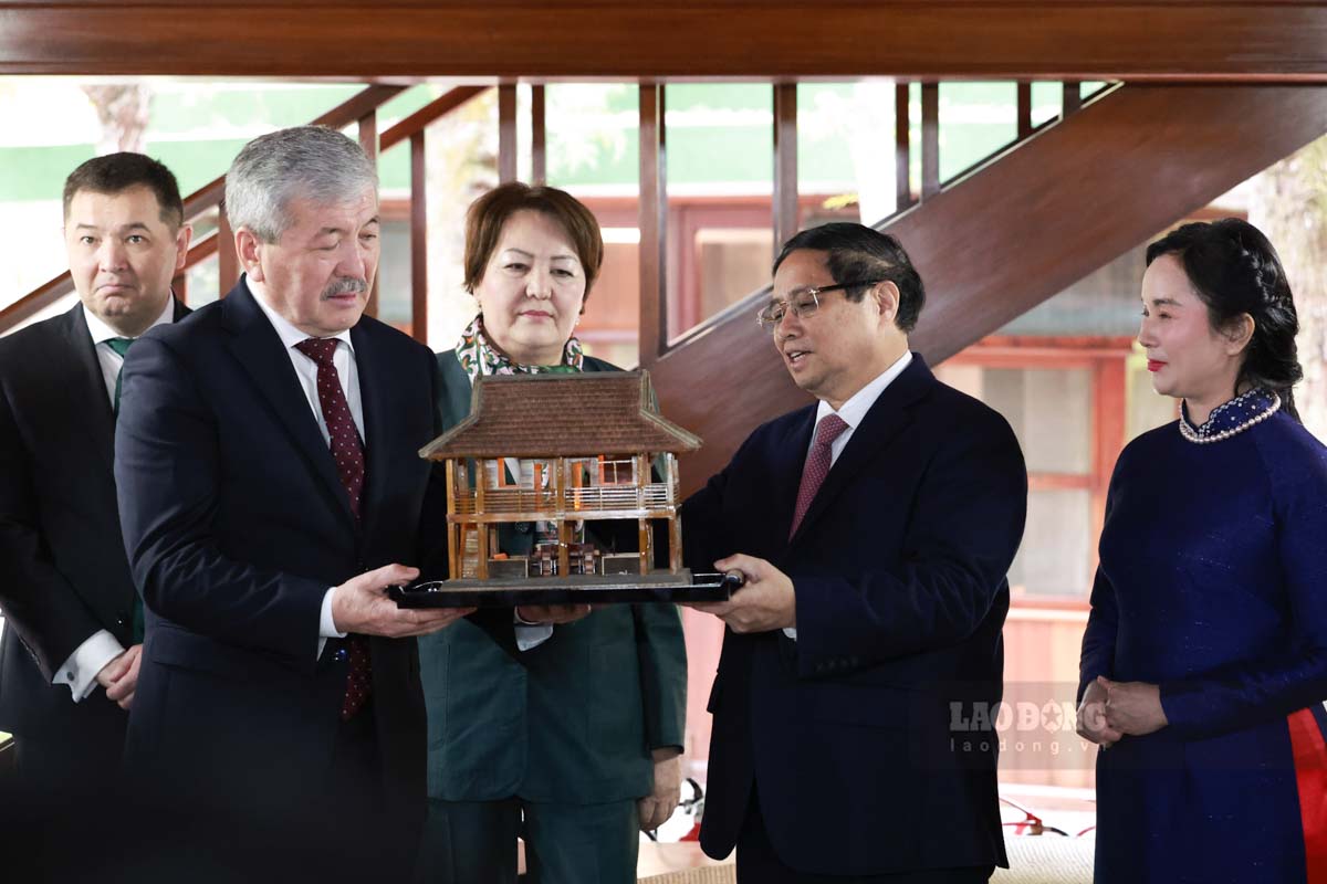 Thu tuong Pham Minh Chinh da tran trong gui tang Thu tuong Kasimaliev nha san Bac Ho thu nho. Day la chuyen tham dau tien cua Thu tuong Kyrgyzstan den Viet Nam ke tu khi hai nuoc thiet lap quan he ngoai giao nam 1992, danh dau mot moc lich su quan trong trong quan he huu nghi giua hai quoc gia.  