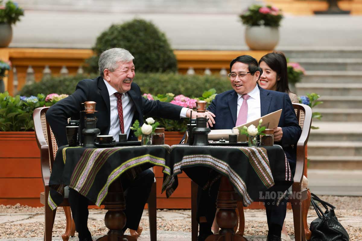 Hai vi lanh dao chinh phu da cung xem lai nhung buc anh ve cac hoat dong trong hai ngay qua tai Viet Nam. Thu tuong Pham Minh Chinh da vui ve danh loi khen den nguoi dong cap “tre hon so voi ve ben ngoai”.