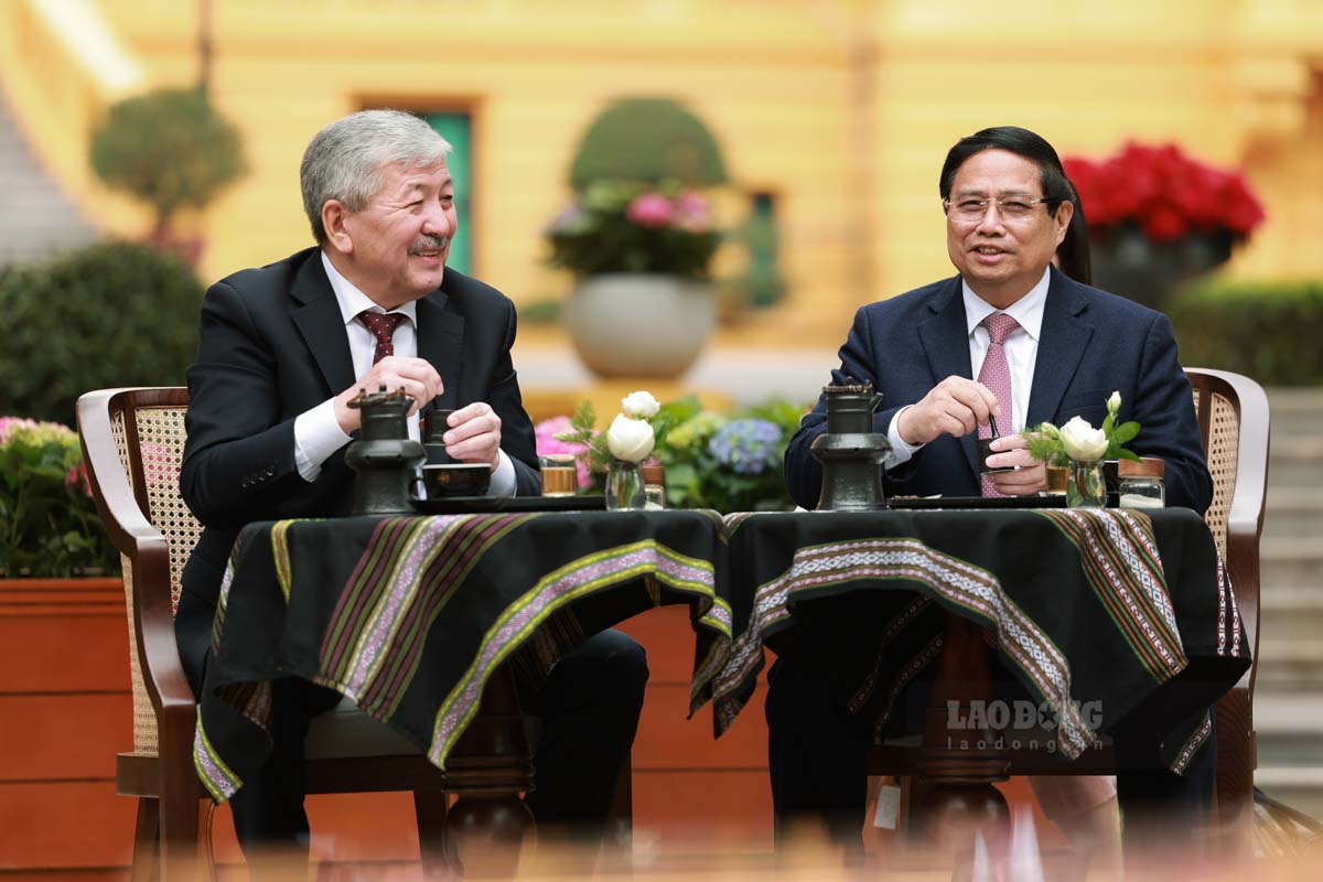 Trong khuon kho chuyen tham, hai Thu tuong da tien hanh hoi dam va ky ket cac van kien hop tac quan trong, nham thuc day quan he song phuong tren nhieu linh vuc nhu Hiep dinh ve hop tac trong linh vuc giao duc; Ban ghi nho ve hop tac trong linh vuc phap luat giua Bo Tu phap Viet Nam va Bo Tu phap Kyrgzystan; Ban ghi nho giua Cuc Hang khong dan dung, Bo Xay dung Viet Nam va Cuc Hang khong dan dung Kyrgzystan.