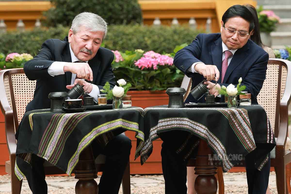 Politburo member, Prime Minister Pham Minh Chinh and Prime Minister Adylbekymaliev together brewed Vietnamese-style cups of coffee at the Presidential Palace grounds.