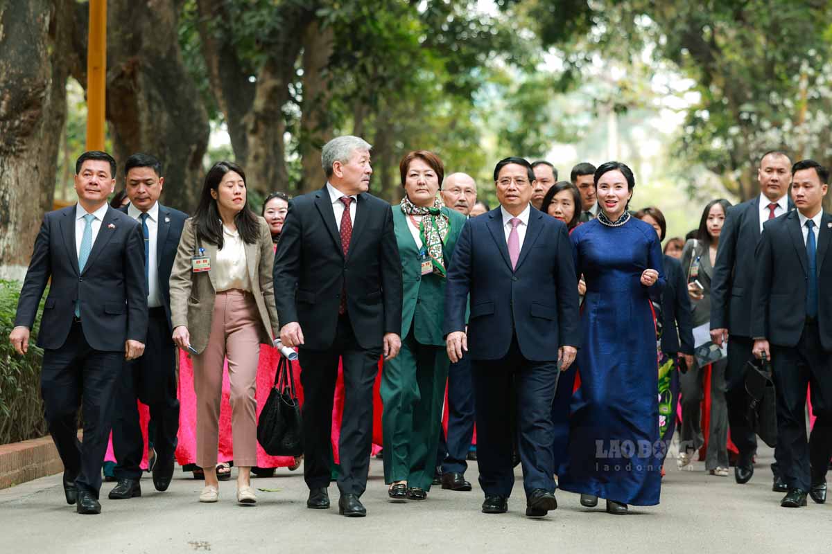 Tai khu di tich nha san Bac Ho, Thu tuong Pham Minh Chinh da gioi thieu voi Thu tuong Adylbek Kasimaliev ve lich su va y nghia cua nha san Bac Ho.