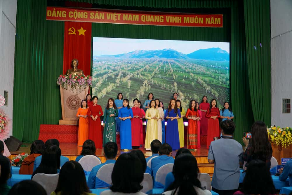 80 nu doan vien, nguoi lao dong trinh dien ao dai. Anh: Thanh Tuan 