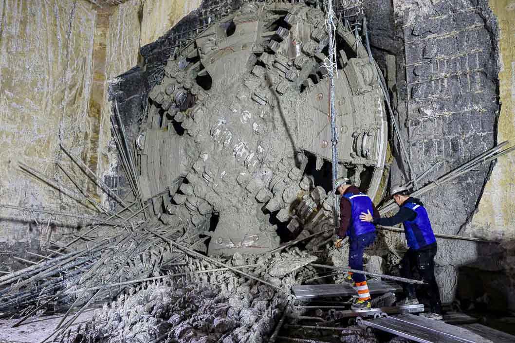 TBM 1 officially arrived at Station S10 of the Nhon - Hanoi Railway Station metro line. Photo: MRB