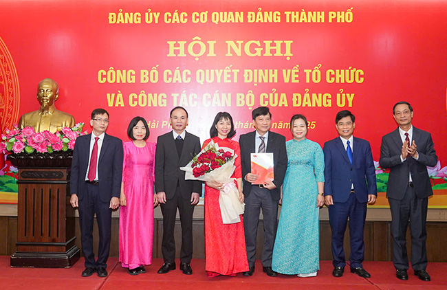 Standing Deputy Secretary of the Hai Phong City Party Committee Do Manh Hien presented the Decision to the Inspection Committee of the Party Committee of the City Party Agencies. Photo: Dam Thanh
