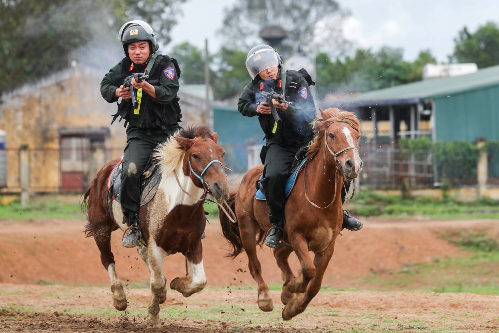 People will admire motorcycle performances leading the troupe, flute music, and equitation; experience being a traffic police officer... Photo: VGP