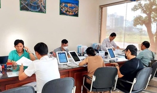 Công chức ở Trung tâm Hành chính công TP Thủ Đức (TPHCM) giải quyết hồ sơ cho người dân. Ảnh: Minh Quân