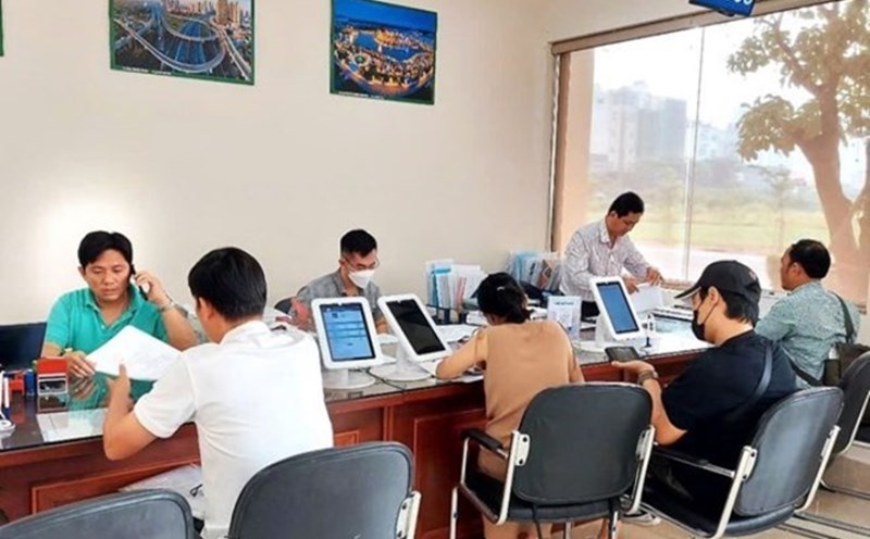 Civil servants at the Thu Duc City Public Administration Center (HCMC) process documents for people. Photo: Minh Quan