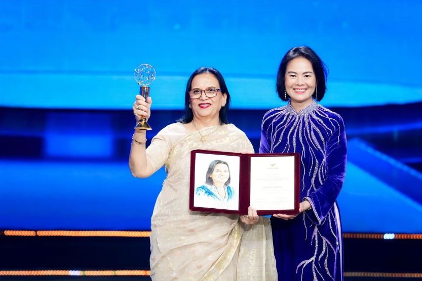 Chu nhan Giai Dac biet VinFuture 2024 TS. Firdausi Qadri (trai) danh toan bo so tien thuong 500.000 do-la My de mo rong co so nghien cuu, phat trien nen khoa hoc nuoc nha. Anh: VinFuture