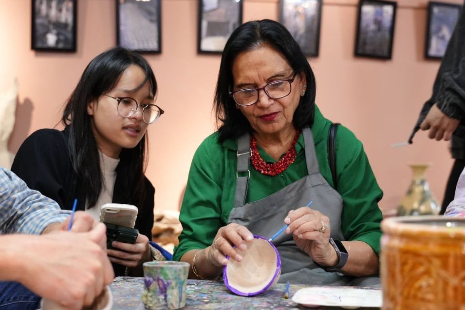 TS. Firdausi Qadri (phai) tim hieu ve nghe thuat lam gom co truyen khi ghe tham Viet Nam trong khuon kho Le trao giai VinFuture 2024. Anh: VinFuture