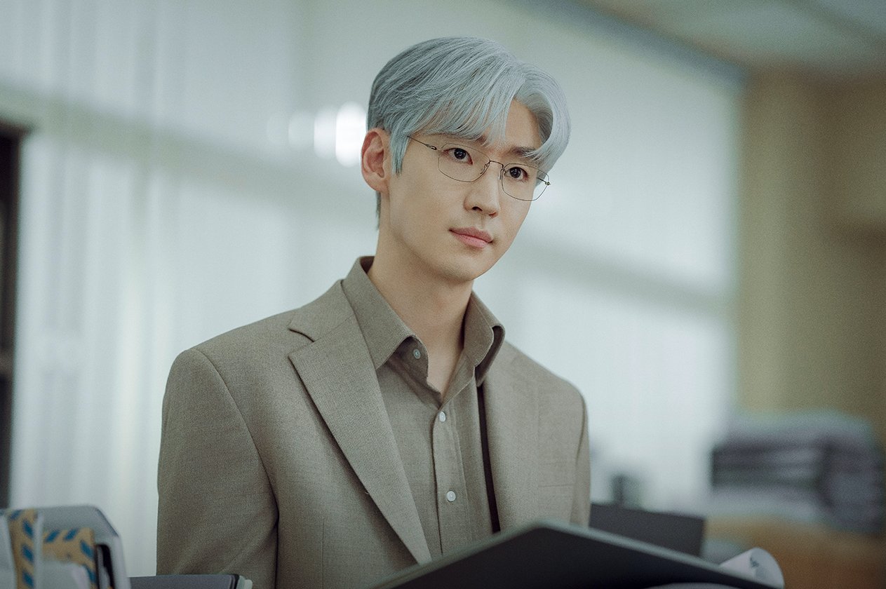 Lee Je Hoon attracted with platinum hair. Photo: JTBC Producer