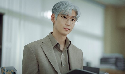 Lee Je Hoon thu hút với mái tóc bạch kim. Ảnh: Nhà sản xuất JTBC