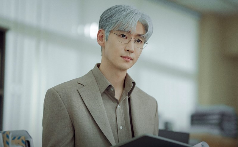 Lee Je Hoon attracted with platinum hair. Photo: JTBC Producer