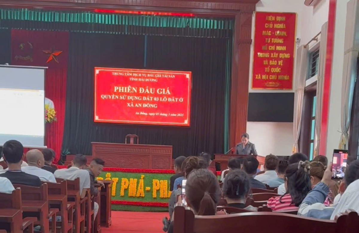 Overview of the auction of the right to use 3 plots of land in An Dong commune (Quynh Phu district, Thai Binh province) on March 5. Photo: Provided by the people
