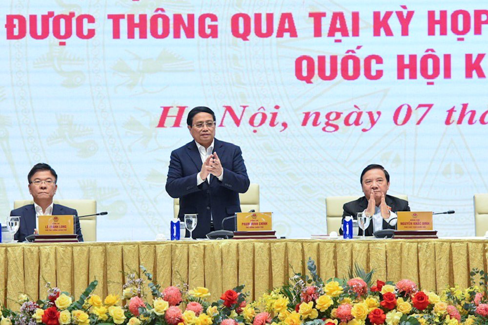 Politburo member and Prime Minister Pham Minh Chinh chaired a conference to disseminate and implement laws and resolutions. Photo: Nhat Bac