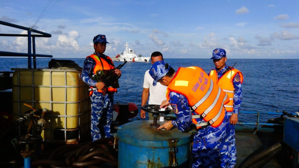 The Coast Guard Region 4 Command will arrest and handle a ship illegally transporting more than 700,000 liters of DO oil on November 4, 2024. Photo: CSB4 Region Command