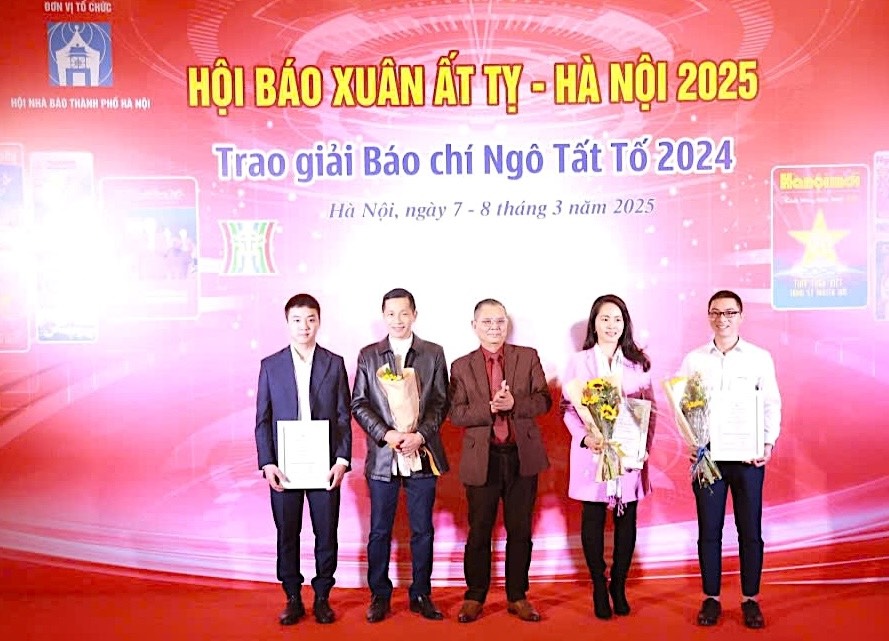 Dai dien lanh dao Hoi Nha bao TP Ha Noi trao Giai Nhat cho tac pham truyen hinh “Nguoi dan bat luc “cat tac” len tieng” cua tac gia Tran Quoc An, Le Anh Tu (Dai Phat thanh va Truyen hinh Ha Noi). Anh: Ha Anh